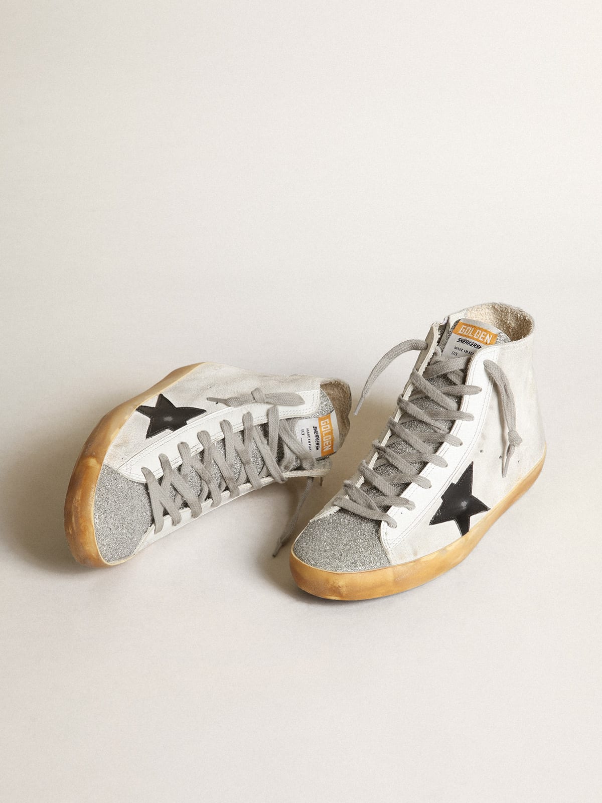 Sneaker Francy in suede bianco con linguetta in micro cristalli Swarovski e stella in pelle nera