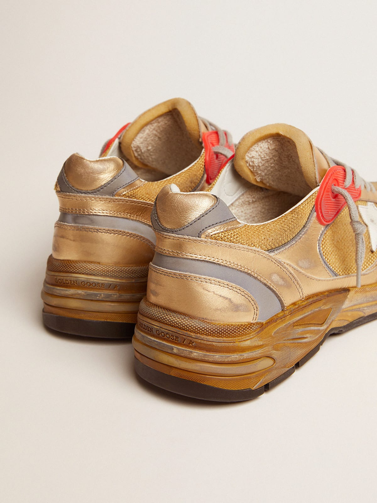 Sneaker Dad-Star color oro e finiture distressed