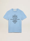 T-shirt Collezione Journey color blu harbor con stampa Golden Goose Mystery On The Golden Express nera a contrasto sul davanti