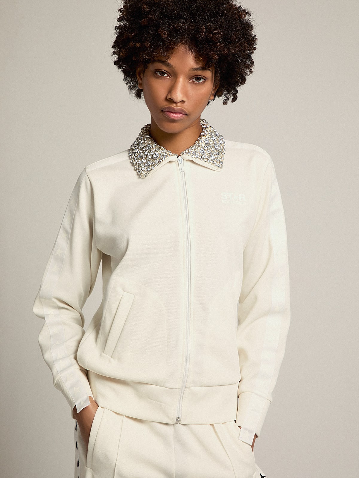 Felpa con zip Denise Collezione Star di colore bianco papyrus e colletto con cristalli