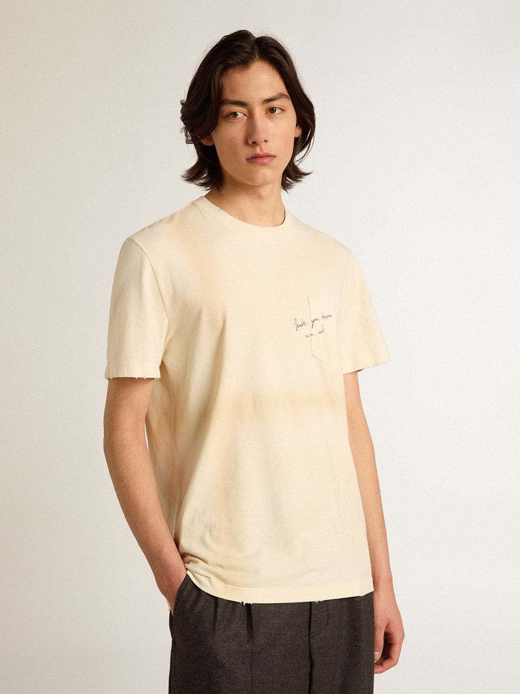 T-shirt in cotone color bianco vissuto con scritta sul taschino