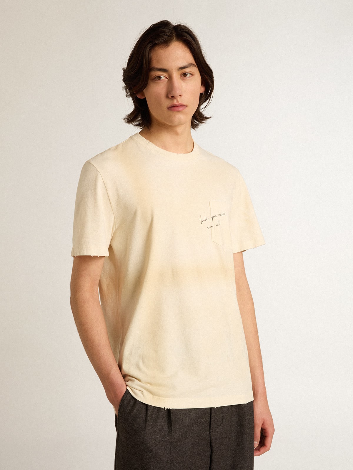T-shirt in cotone color bianco vissuto con scritta sul taschino