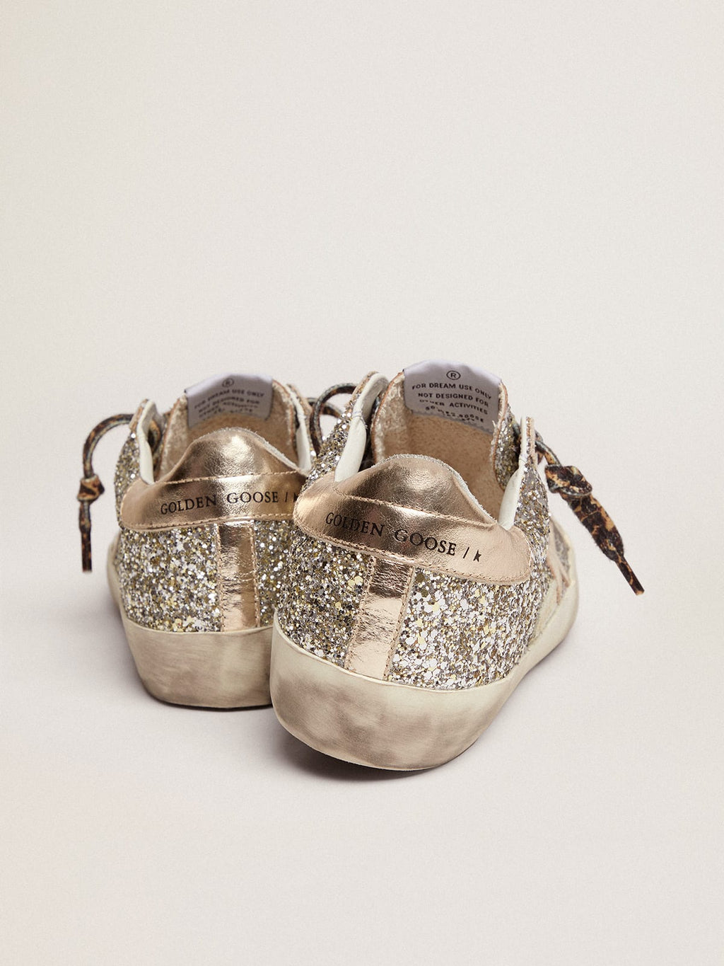 Sneaker Super-Star in glitter color platino con stella e talloncino in pelle laminata ton sur ton