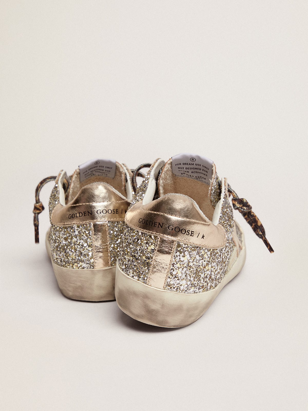 Sneaker Super-Star in glitter color platino con stella e talloncino in pelle laminata ton sur ton