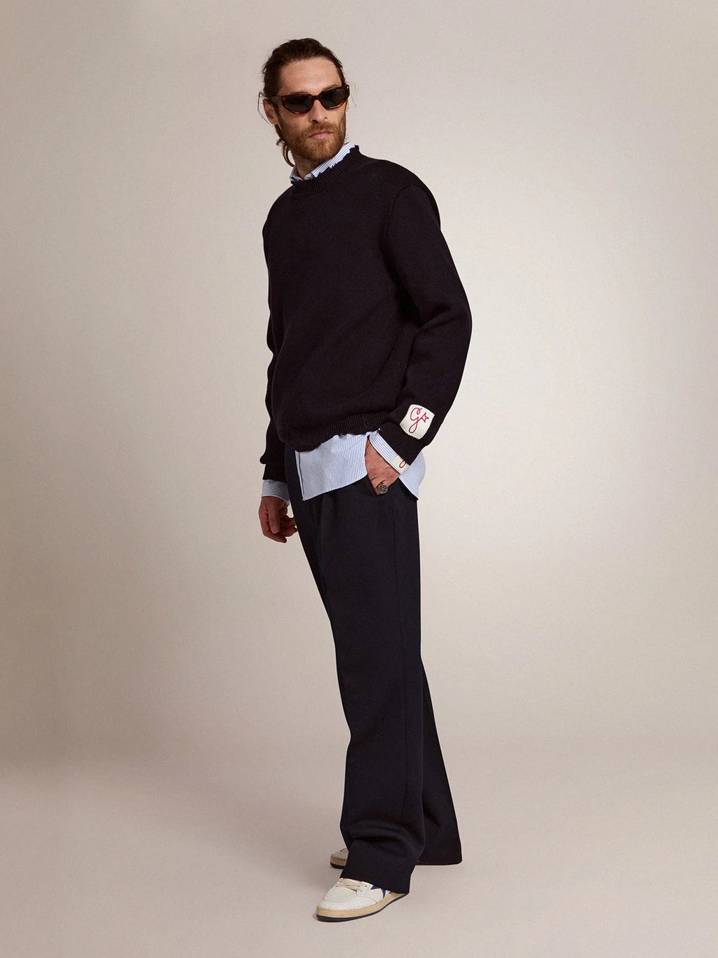 Maglione girocollo in cotone blu scuro dal trattamento distressed