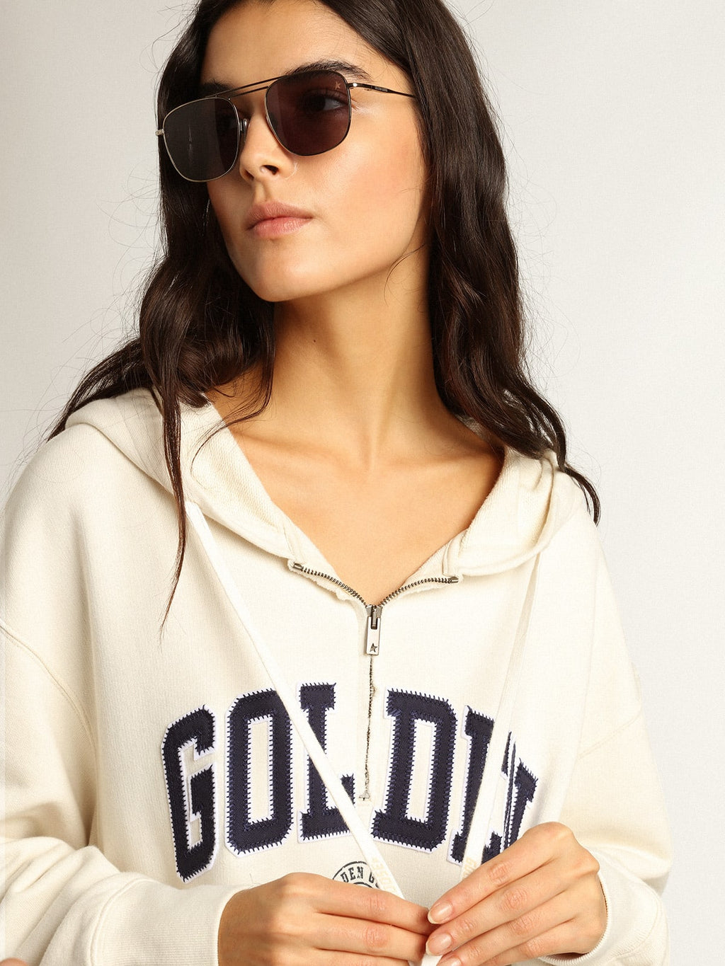 Vestito felpa color bianco con cappuccio e patch Golden