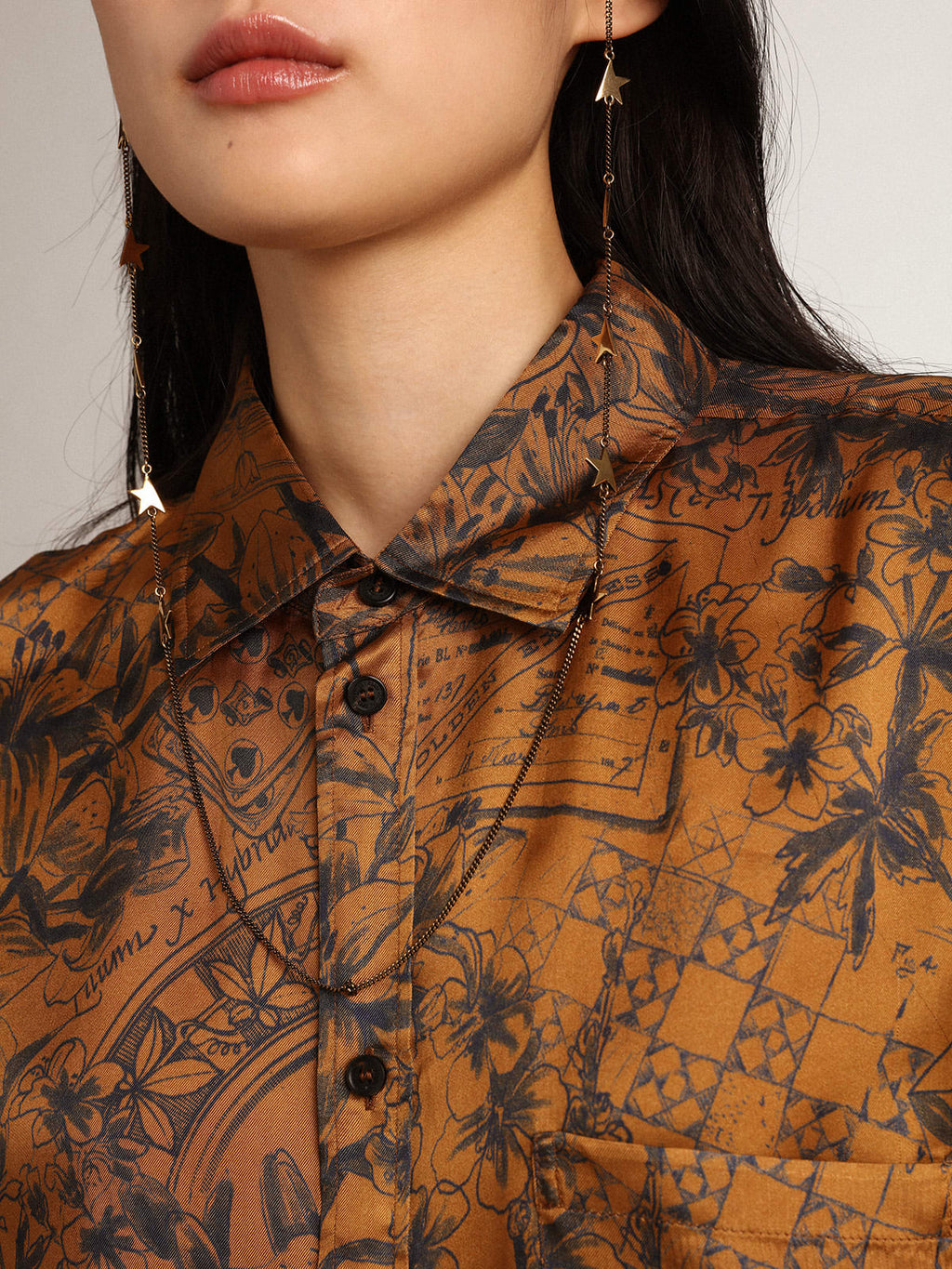 Camicia boyfriend Collezione Journey di colore marrone dorato con stampa notebook