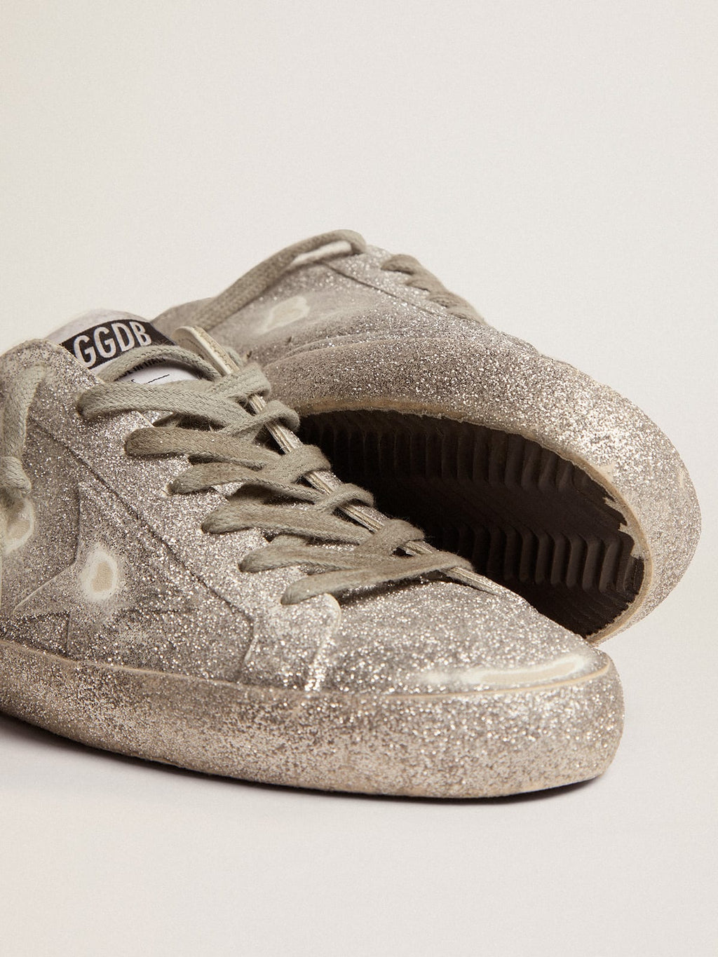 Sneaker Super-Star in pelle color argento con polverizzazione glitter all-over