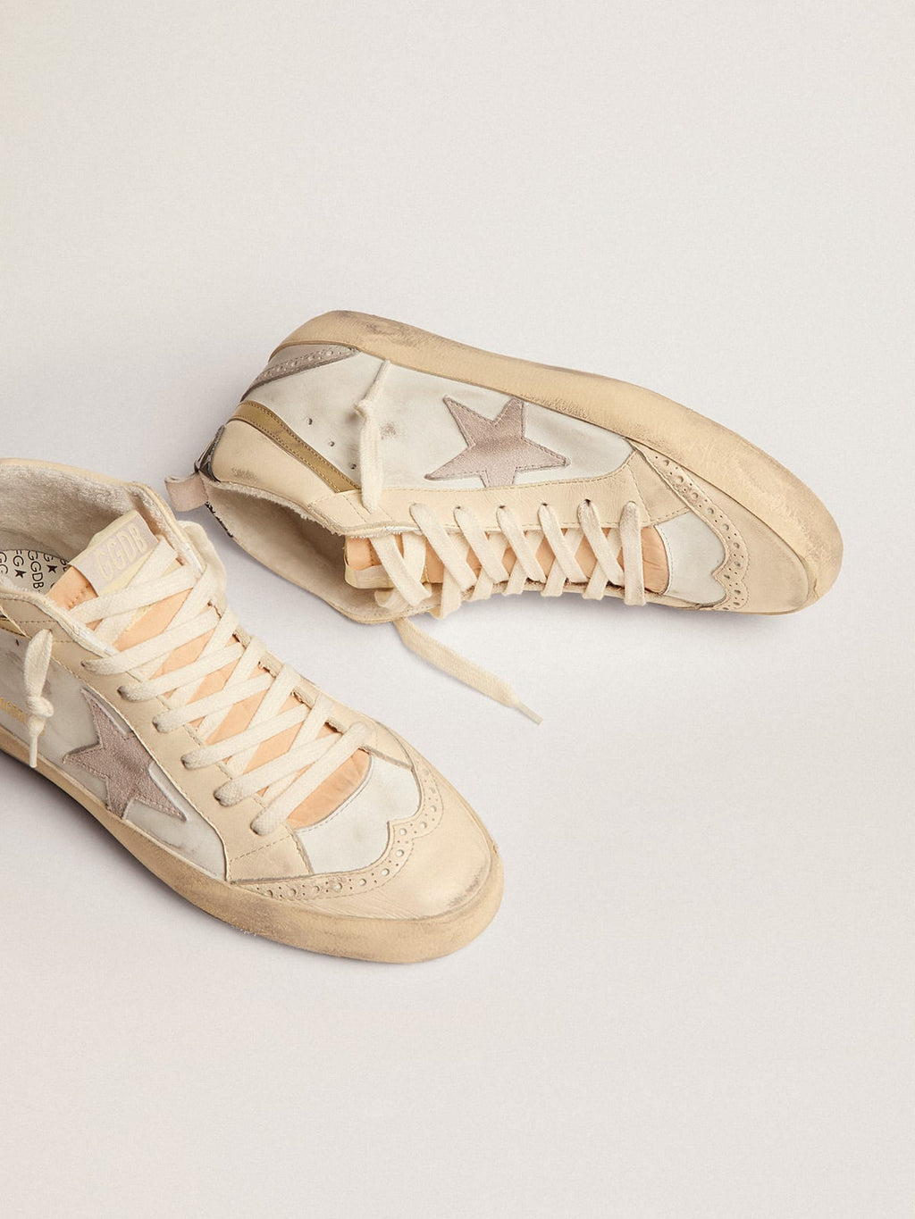 Sneaker Mid Star con stella in suede color grigio chiaro e virgola in pelle dorata effetto cromato