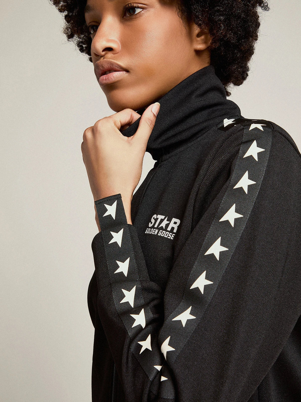 Felpa con zip da donna di colore nero con stelle bianche a contrasto