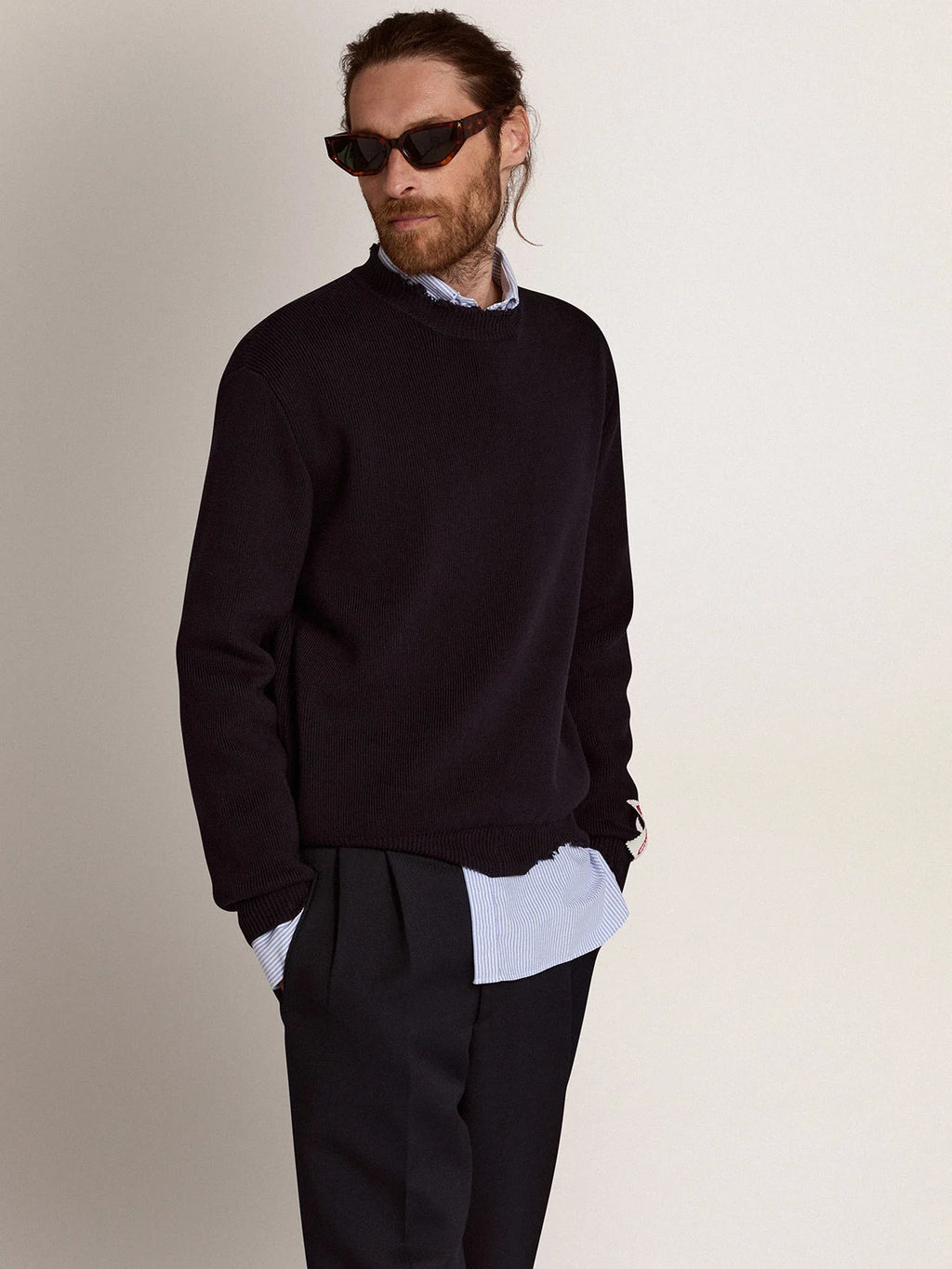 Maglione girocollo in cotone blu scuro dal trattamento distressed