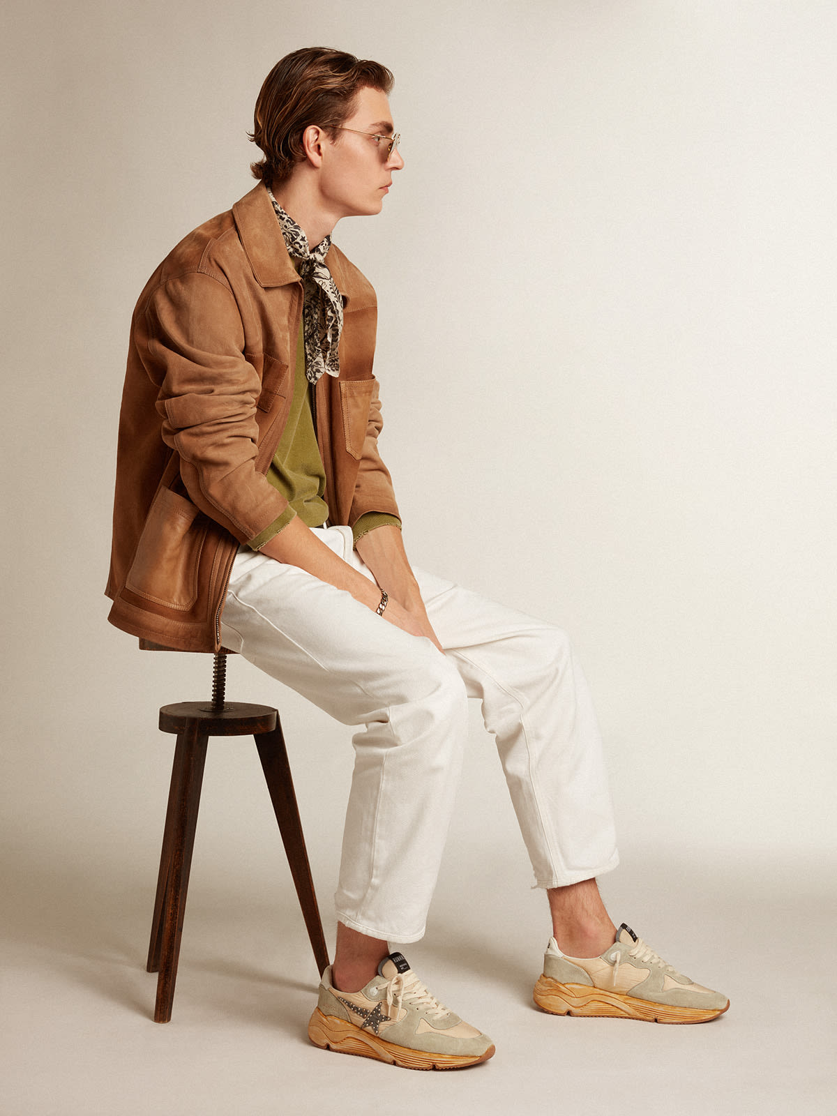Running Sole Uomo color ghiaccio con stella in suede con borchie
