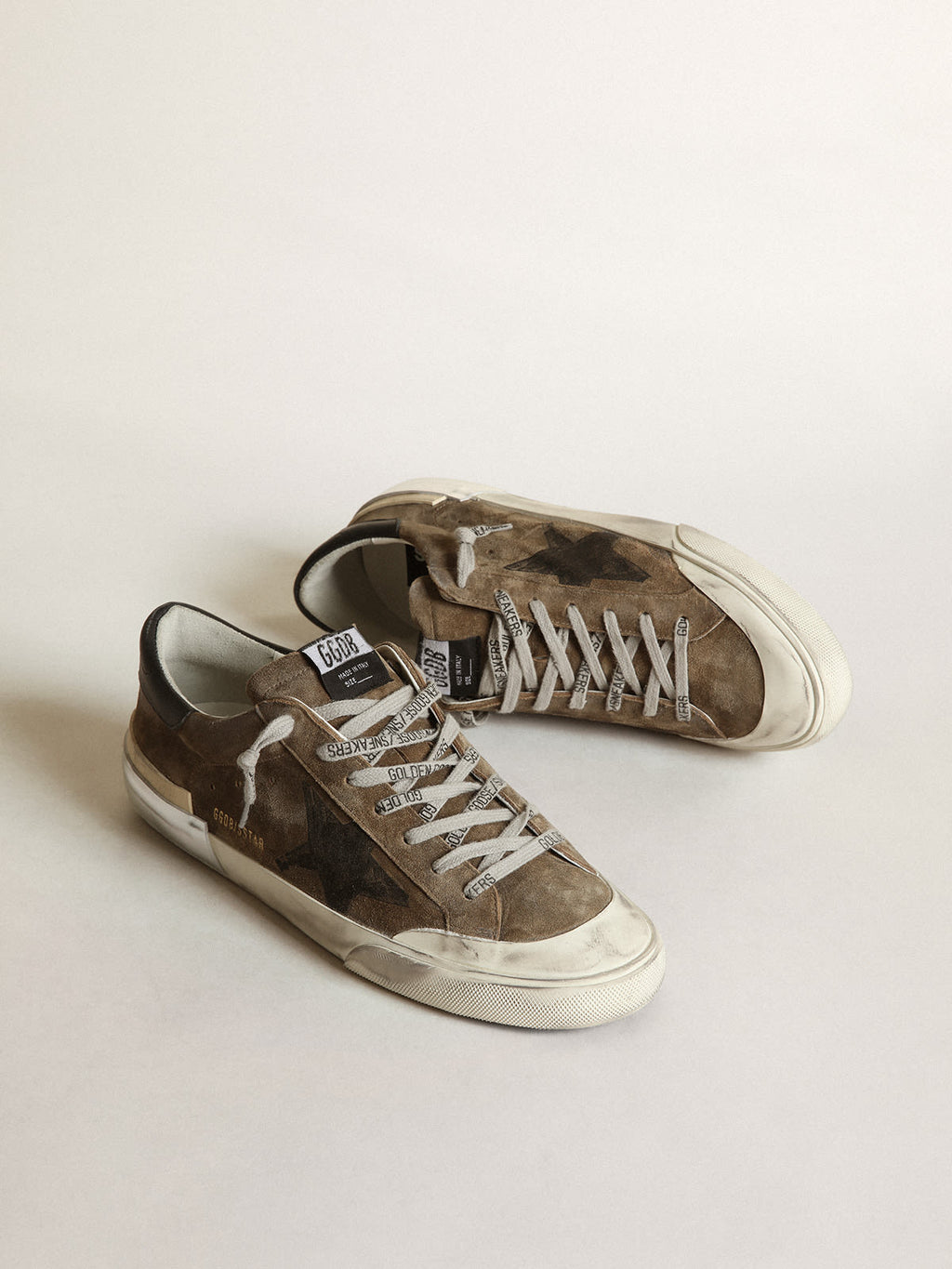 Super-Star in suede verde militare con stella serigrafata