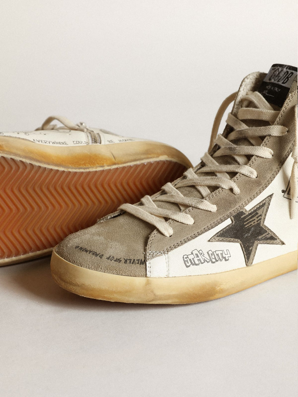 Sneaker Francy Uomo con inserti in suede color tortora e scritte nere all-over