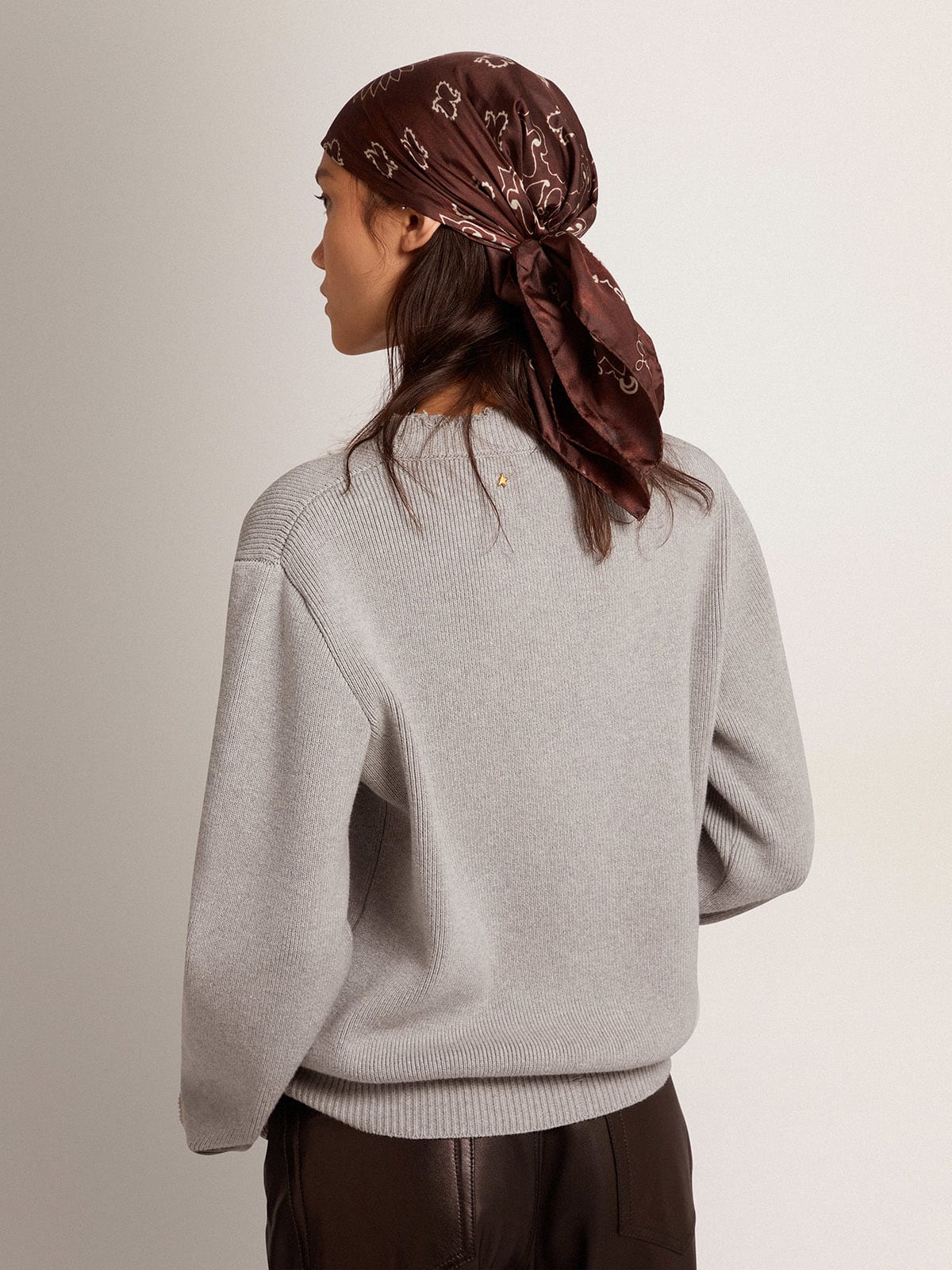 Maglione girocollo in cotone grigio dal trattamento distressed