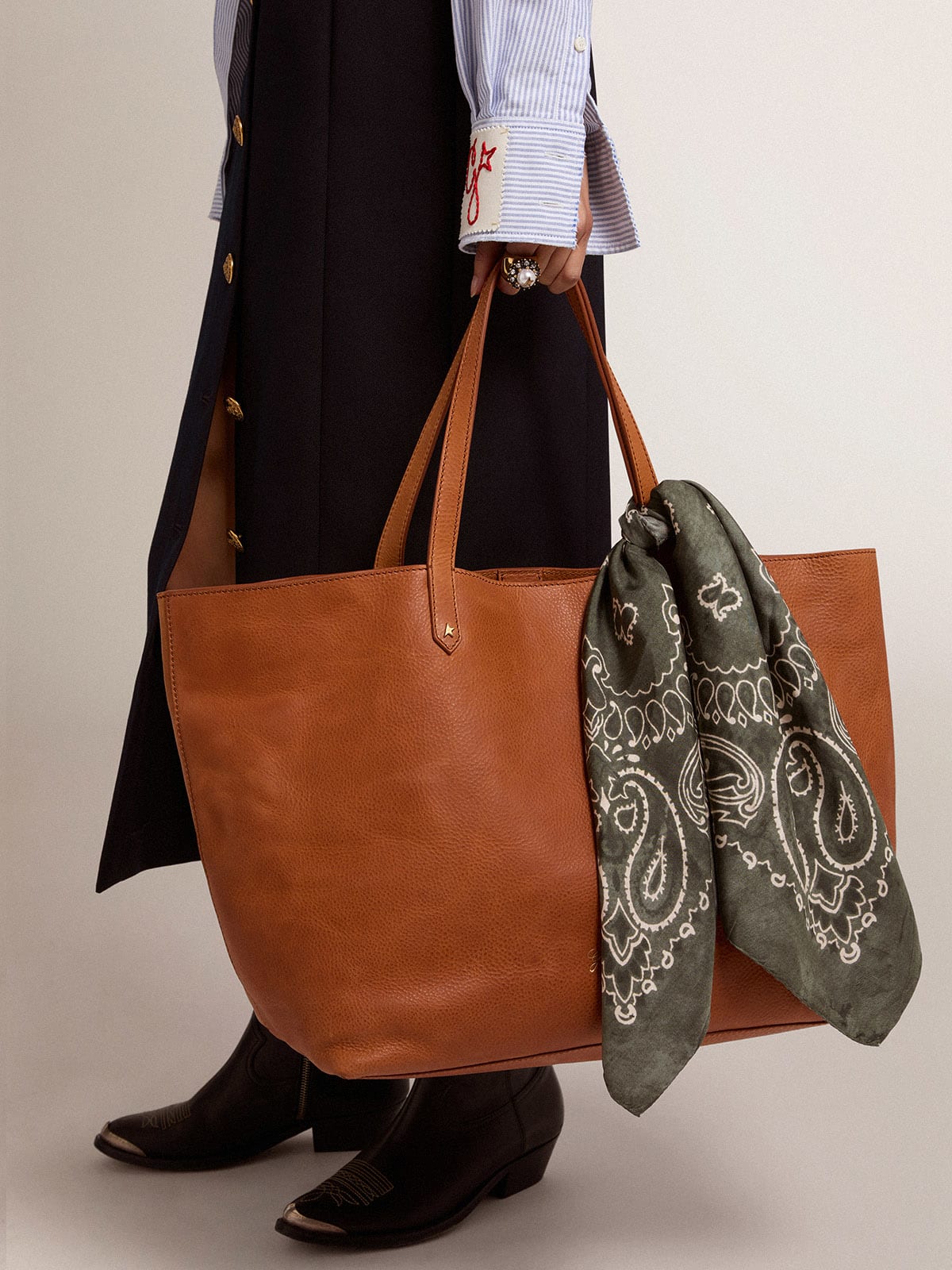 Borsa Pasadena Bag color cuoio con logo dorato sul davanti