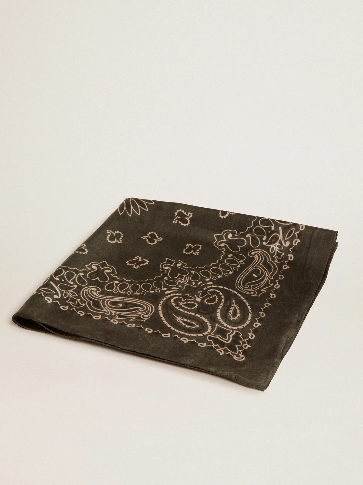 Foulard Collezione Golden di colore verde muschio con motivo paisley
