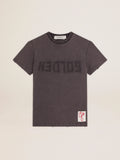 T-shirt dal fit slim di colore grigio antracite dal trattamento distressed
