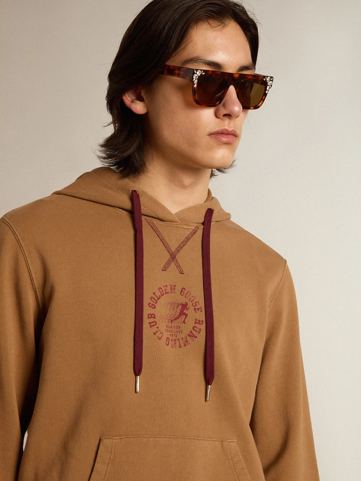 Felpa in cotone color malto con cappuccio