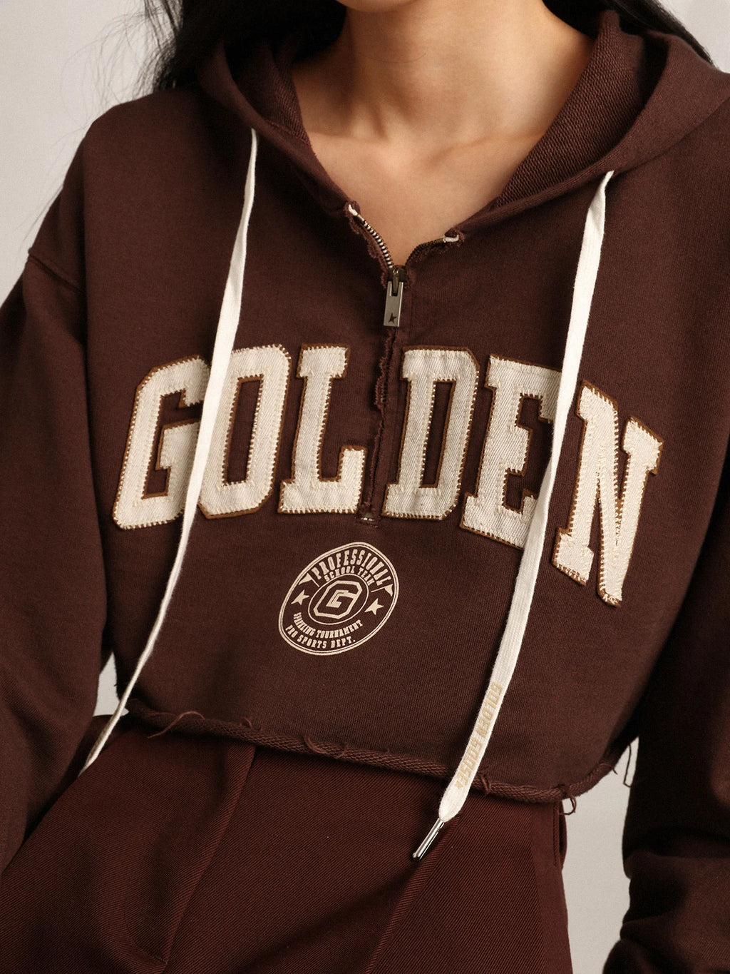Felpa crop con cappuccio Collezione Journey di colore marrone noce scritta Golden bianca a contrasto
