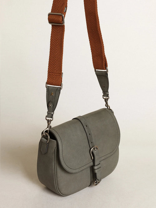 Borsa Sally Bag medium in pelle color grigio pietra con fibbia e tracolla a contrasto