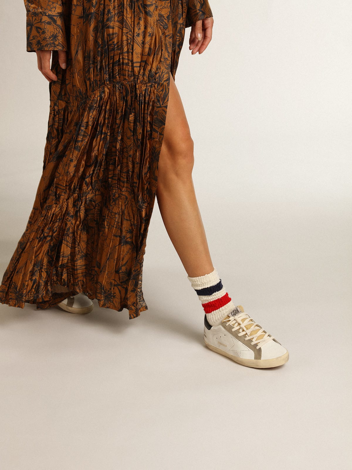 Sneaker Super-Star Donna con stella traforata e talloncino in pelle lucida color blu notte