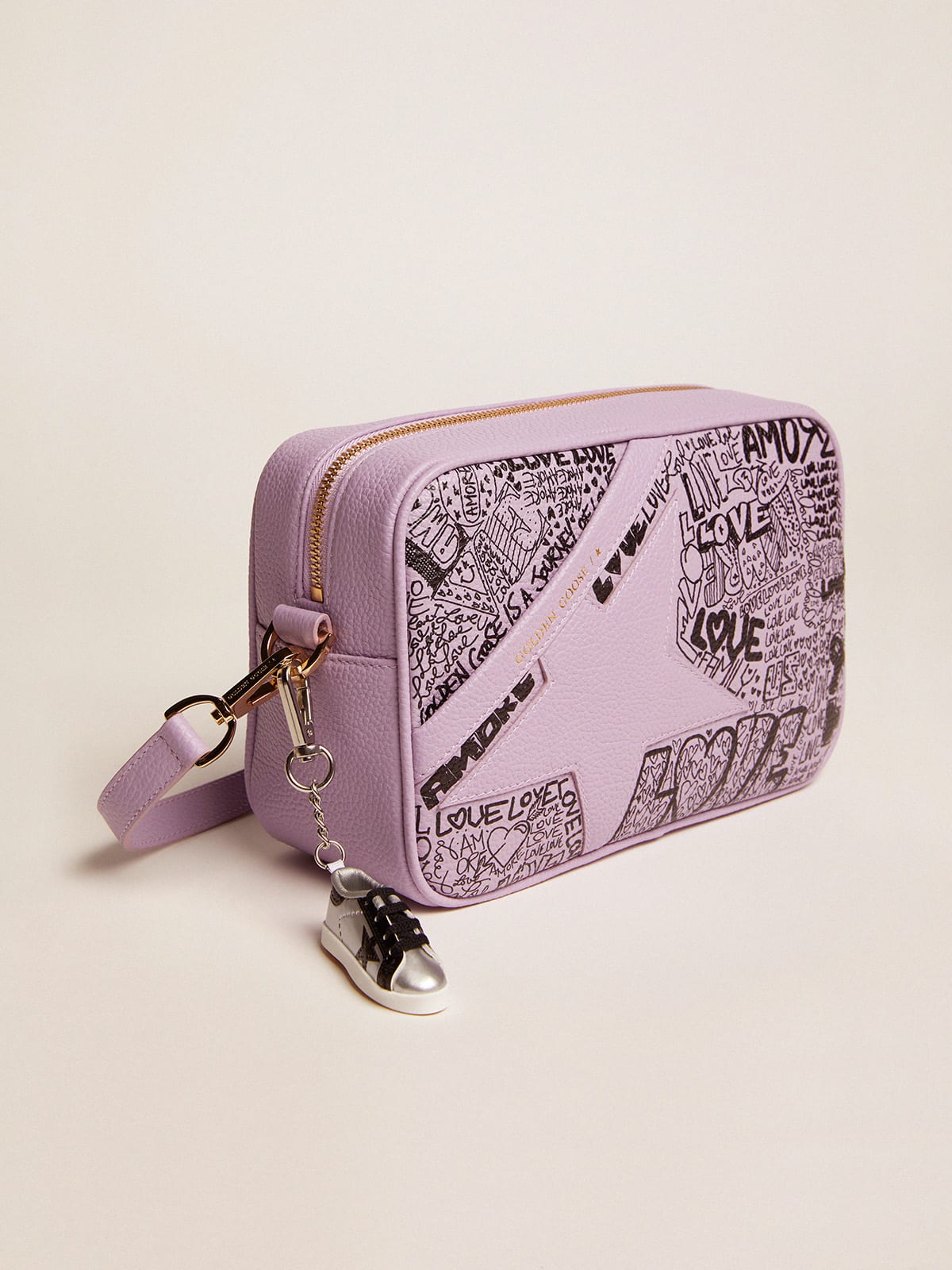 Borsa Star Bag in pelle martellata color lilla con stella in pelle ton sur ton e stampa graffiti all-over di colore nero