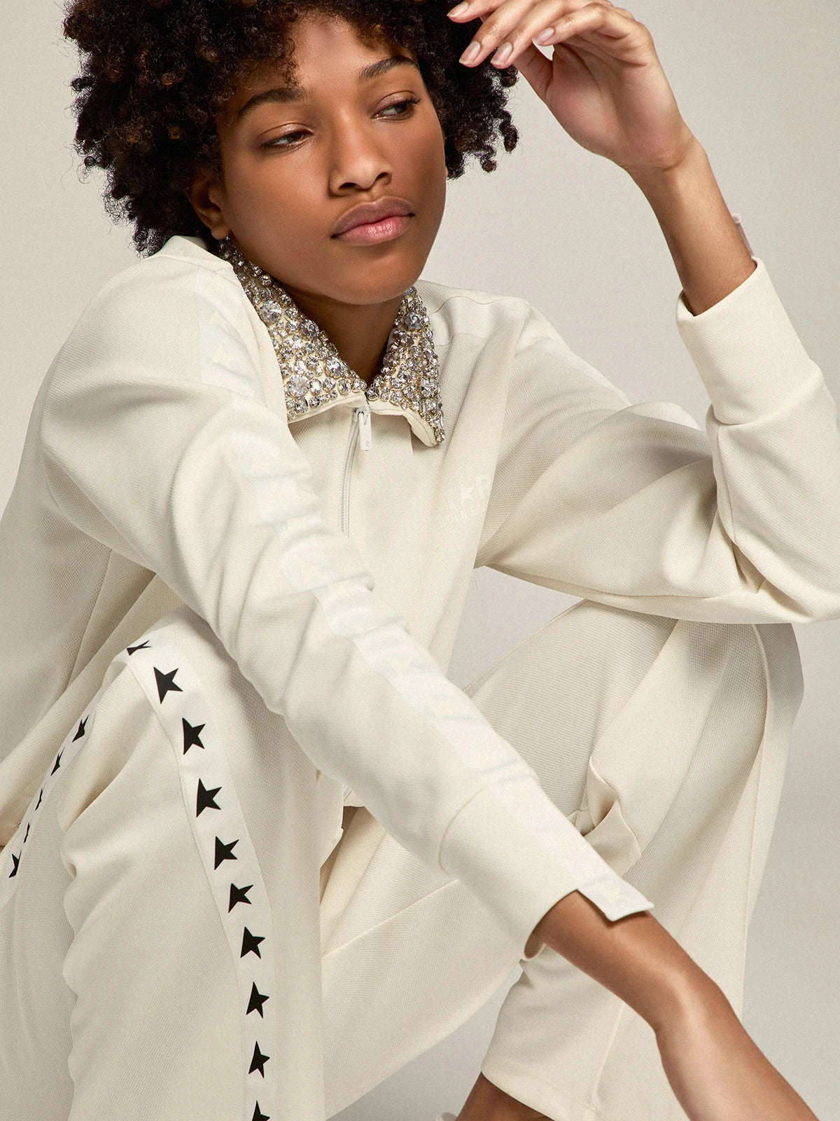 Felpa con zip Denise Collezione Star di colore bianco papyrus e colletto con cristalli