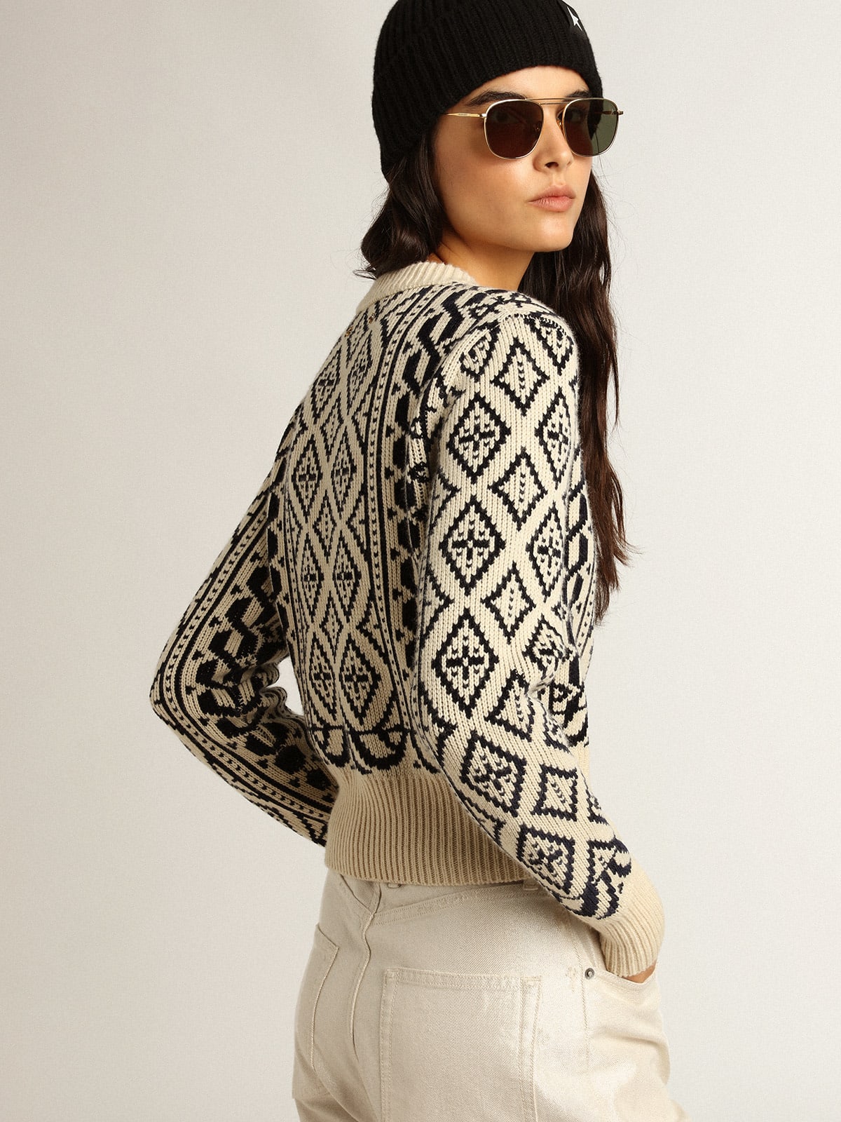 Maglione cropped girocollo a motivi geometrici color pergamena e blu