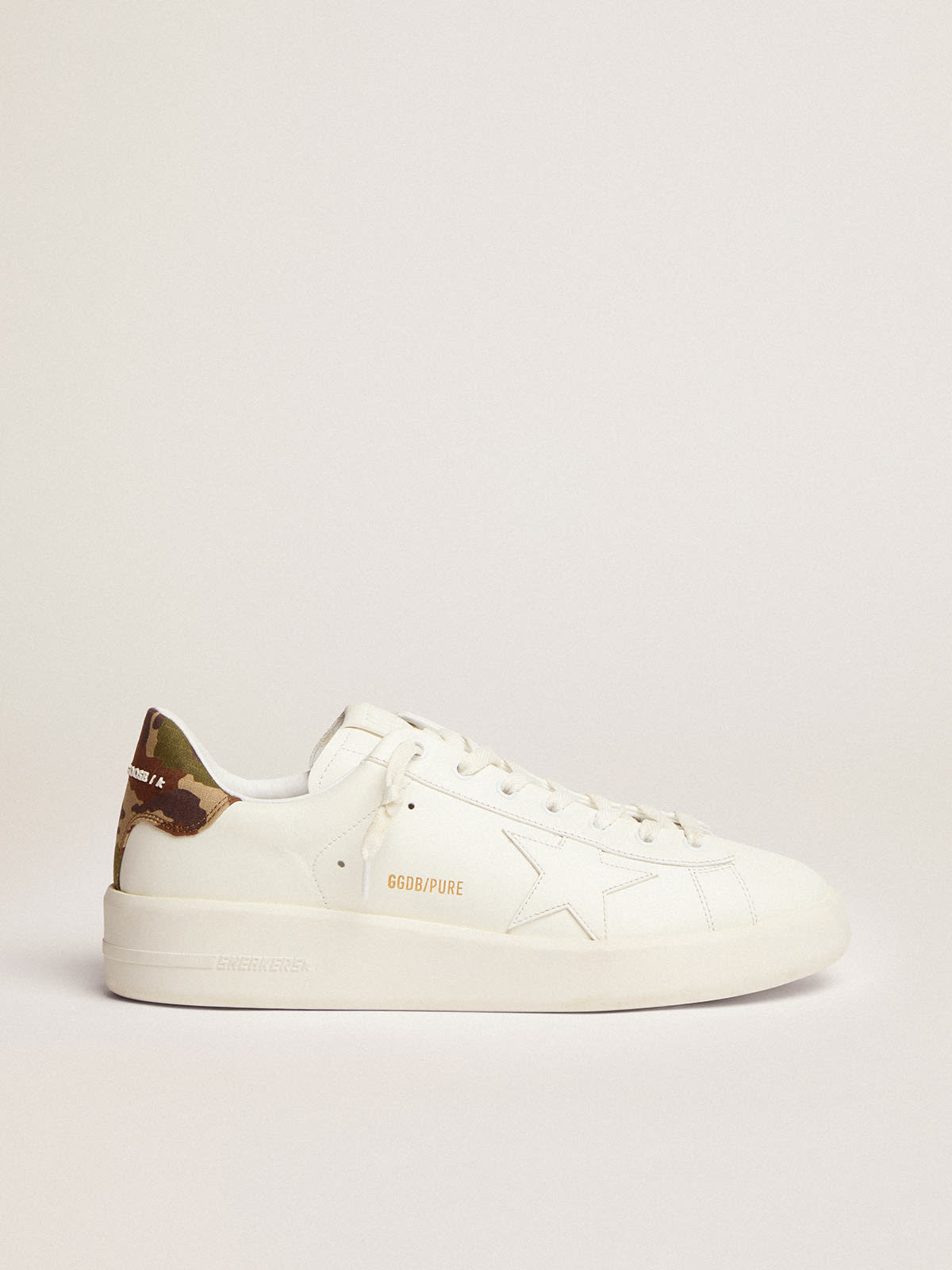 Sneaker Purestar in pelle bianca con stella ton sur ton e talloncino verde in tessuto ripstop con stampa camouflage