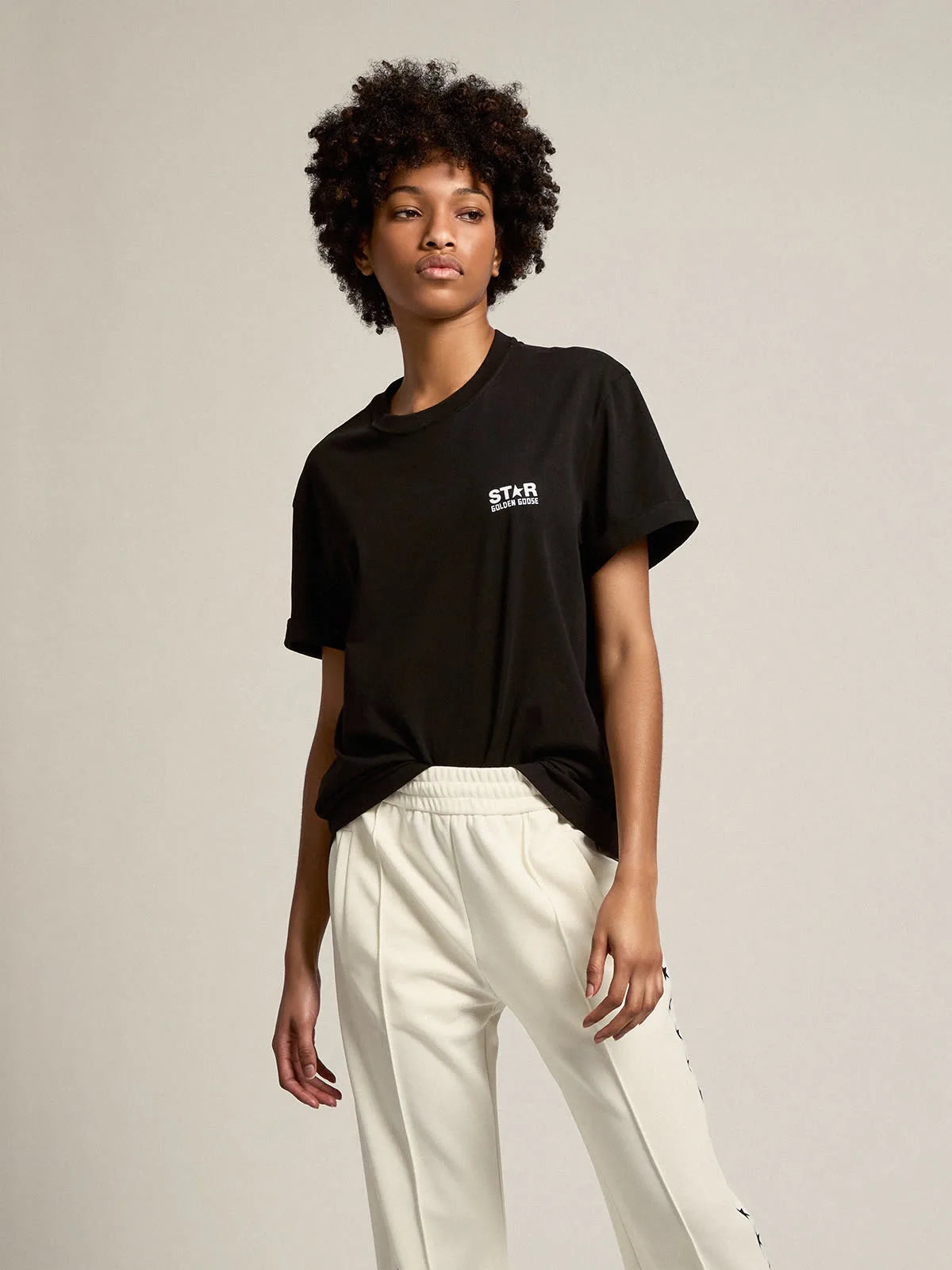 T-shirt nera Collezione Star con logo e stella bianchi a contrasto