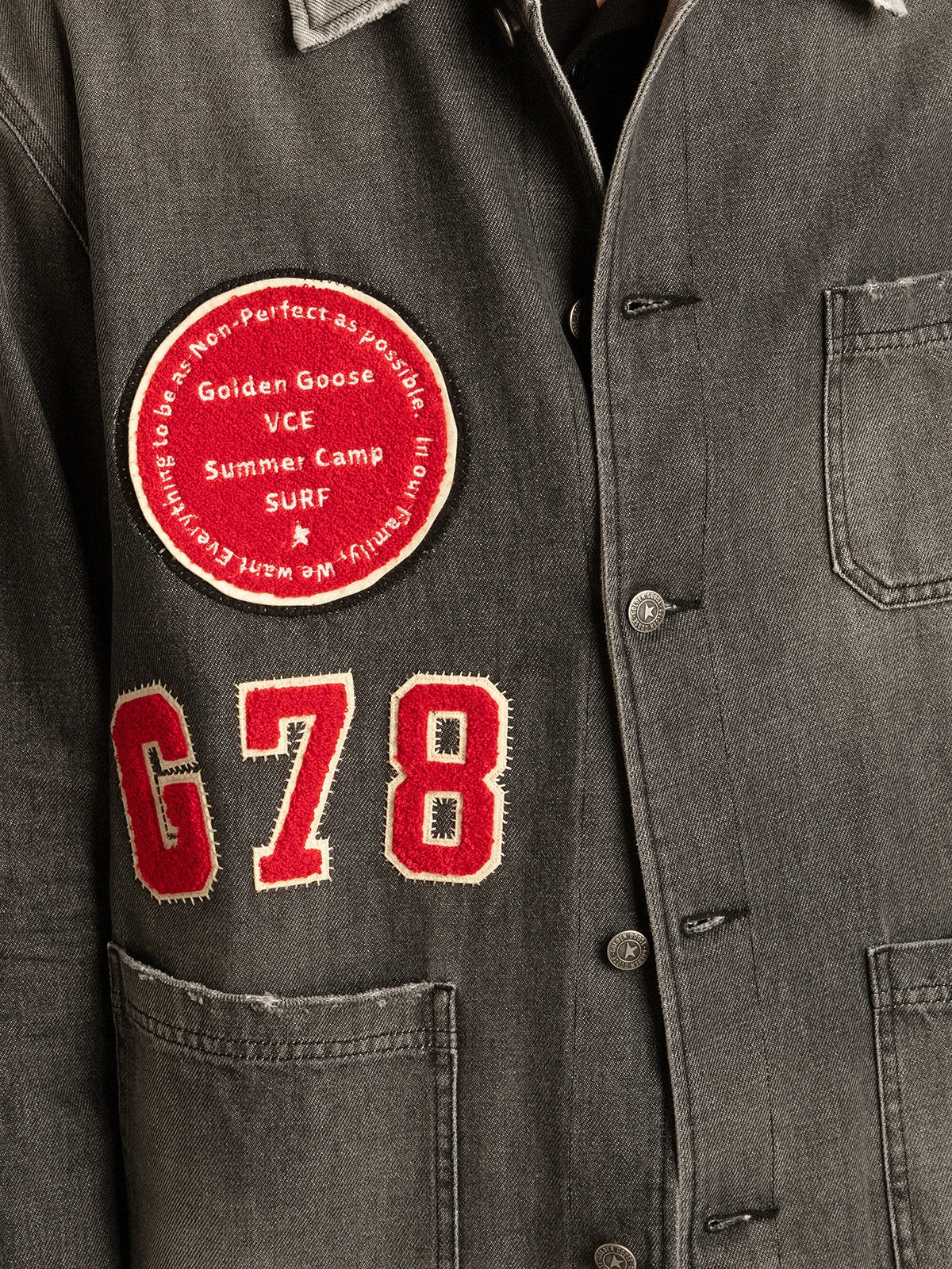 Camicia denim di colore nero con patch