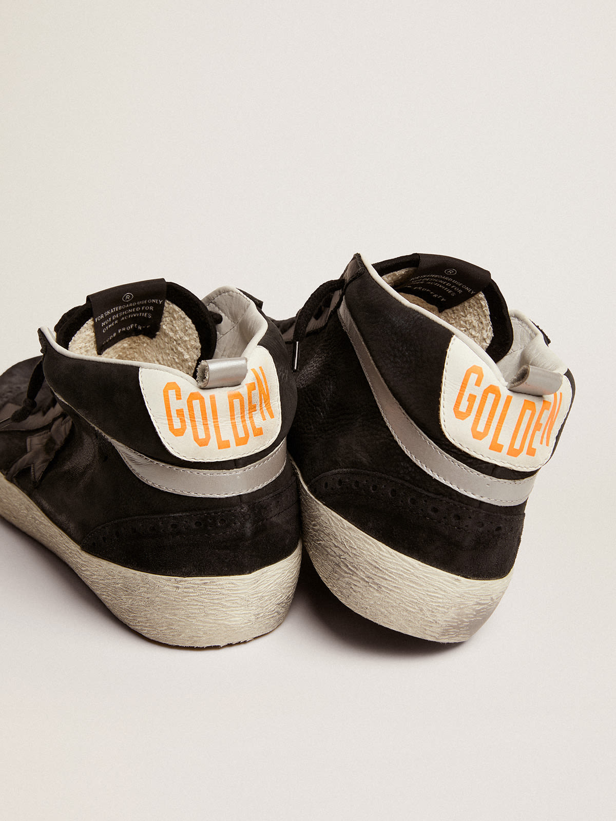 Sneaker Mid Star in nabuk nero con stella in pelle nera e virgola in pelle laminata color argento