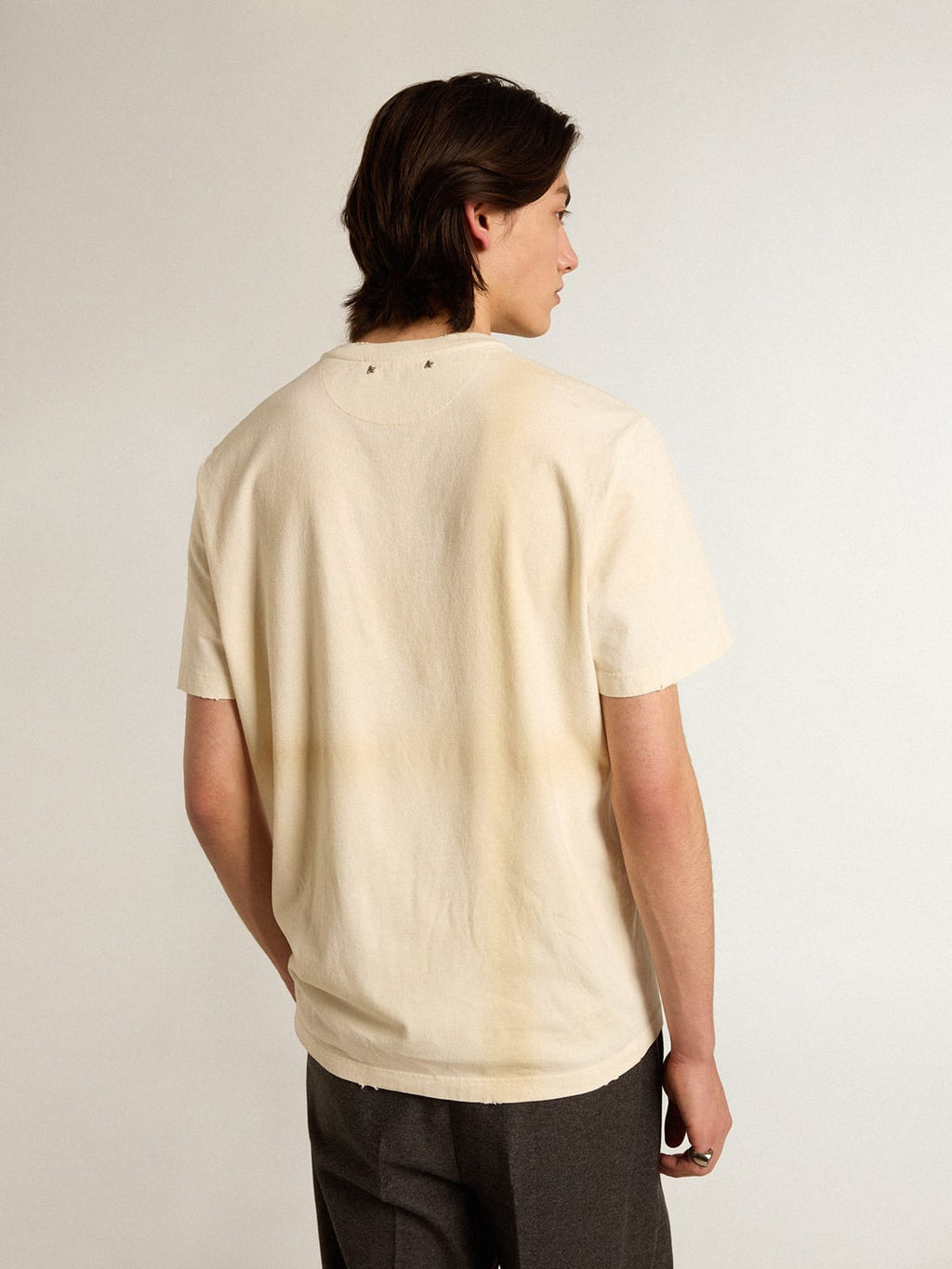 T-shirt in cotone color bianco vissuto con scritta sul taschino
