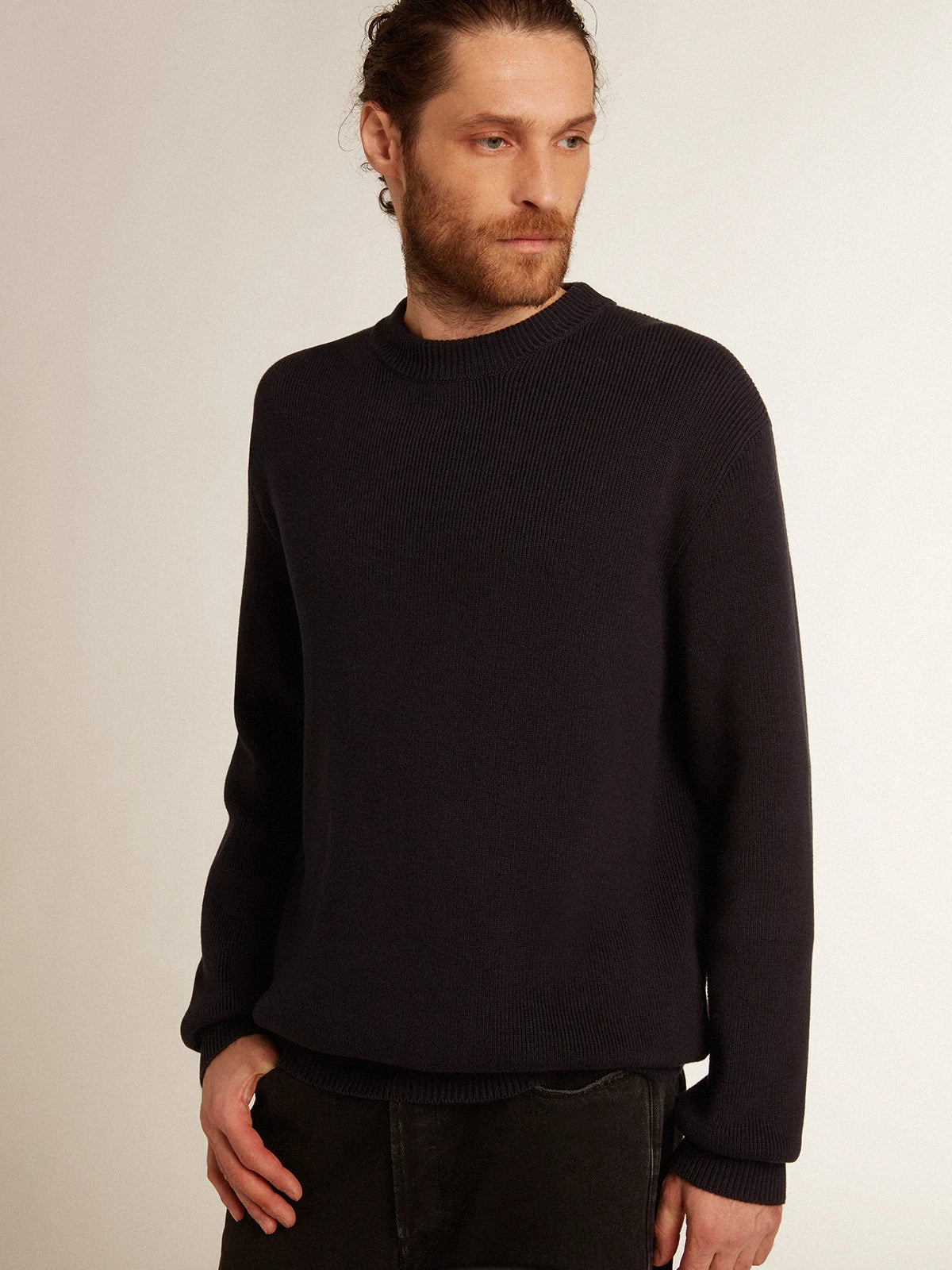 Maglione girocollo da uomo in cotone blu scuro con logo sul retro
