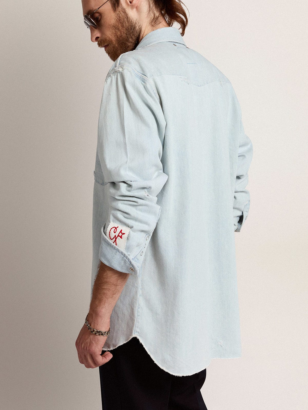 Camicia in jeans bleached Collezione Golden con borchie martellate